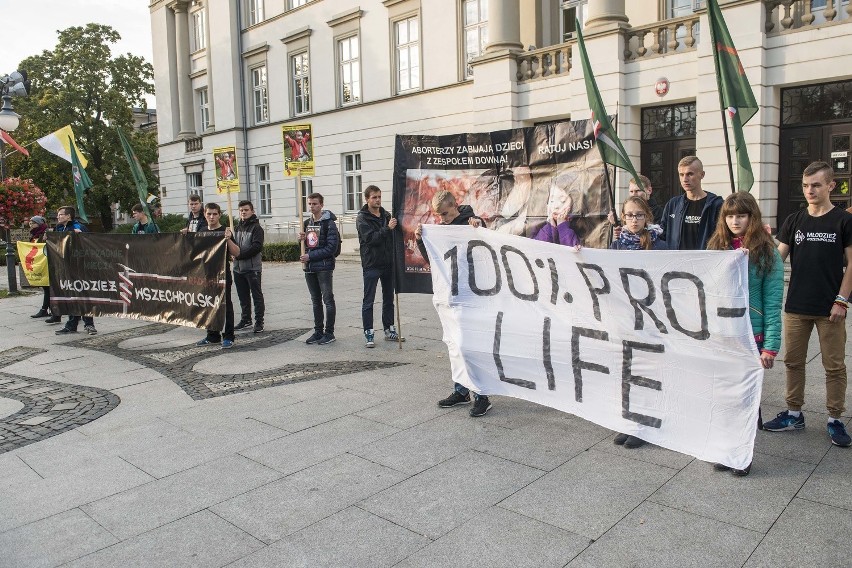 #Biały Protest w Radomiu. Pikieta przed Urzędem Miejskim. „Musimy powstrzymać aborcyjny holokaust”
