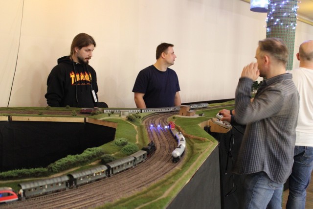 Miłośnicy makiet kolejowych ponownie mogli zaprezentować swoje dzieła w Domu Kultury Idalin w Radomiu.