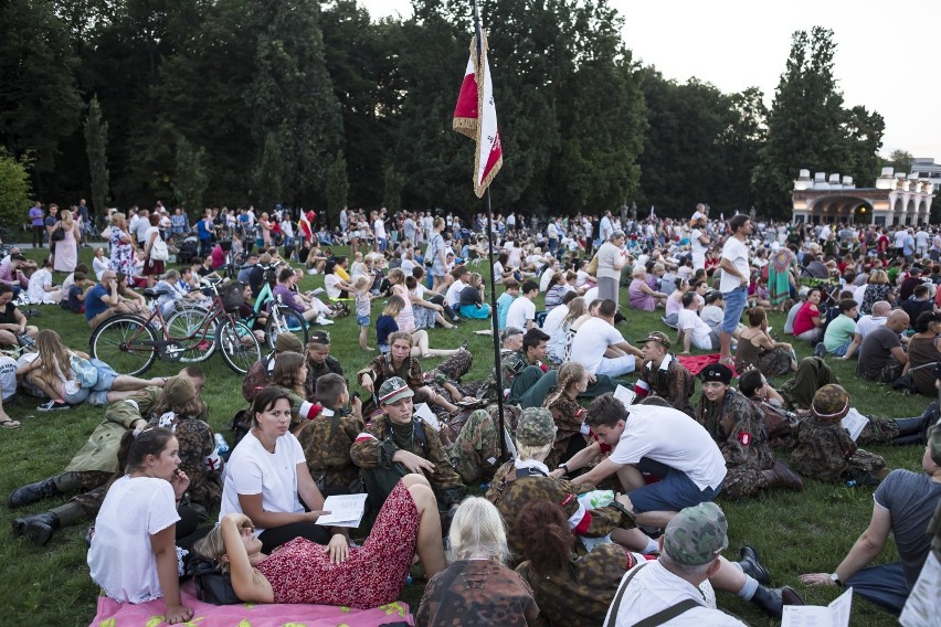 Tłumy na pl. Piłsudskiego. Warszawiacy zaśpiewali...