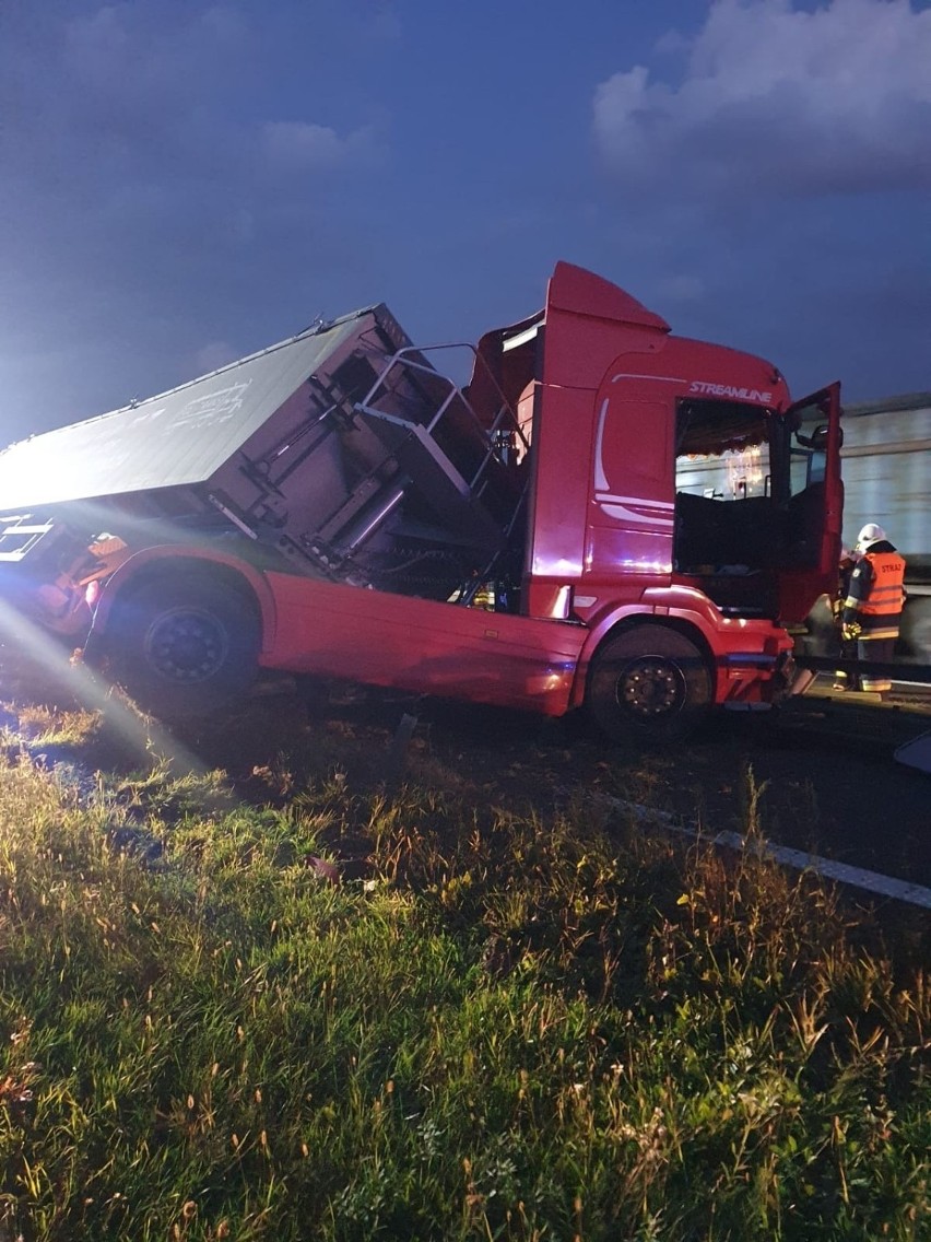 Ciężarówka utrudnia przejazd przez autostradę A4 w rejonie...