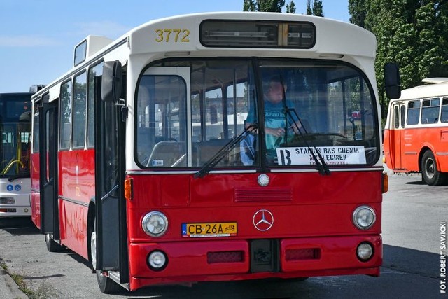 Pierwsze Ikarusy dotarły do Bydgoszczy w 1981 roku. Obsługiwały najdłuższe i najbardziej obciążone linie, m.in. 65 (Leśne –Fordon)