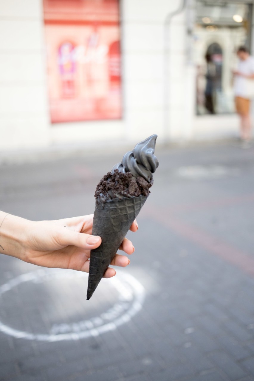 Sweet Corner to hit tego lata! Czarne lody podbijają serca warszawiaków