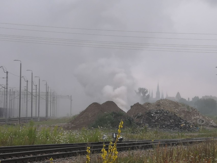 Pożar w Gdańsku Oruni 23.07.2019. Ogniem zajęły się pozostałości materiałów budowlanych i rury PCV. Pożar szybko został ugaszony 