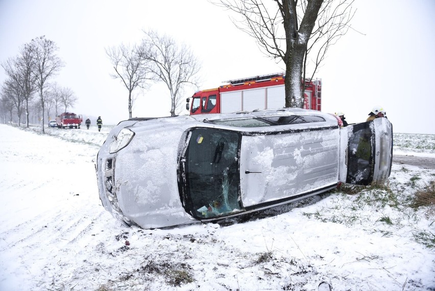 Trudne warunki na drogach Przemyśla i powiatu przemyskiego. Nissan wypadł z drogi! W środku było 5 osób [ZDJĘCIA, WIDEO]