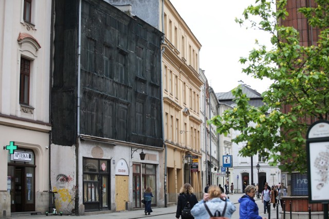 Ulica Grodzka 28 i 30 w Krakowie, ścisłe centrum miasta, tuż obok Rynku Głównego. Kamienice są w fatalnym stanie