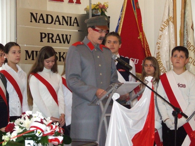 Tadeusz Szymków jako Marszałek Piłsudski w Jelczu-Laskowicach w 2007 roku