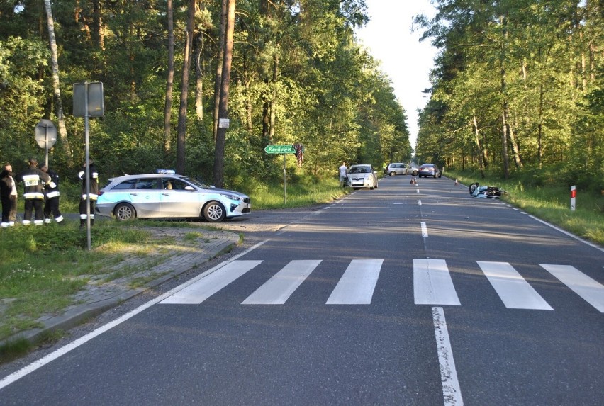 Wypadek z udziałem motocykla i osobówki w gminie Nowa Brzeźnica. Dwie osoby ranne