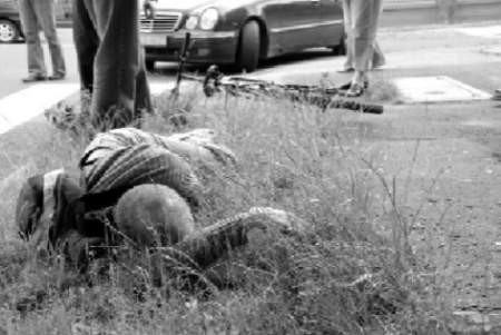 Zakrwawiony mężczyzna przez blisko pół godziny leżał na trawniku przed koszarami straży granicznej. Nie doczekał się karetki, wsiadł na rower i odjechał. fot. Janusz Pawul