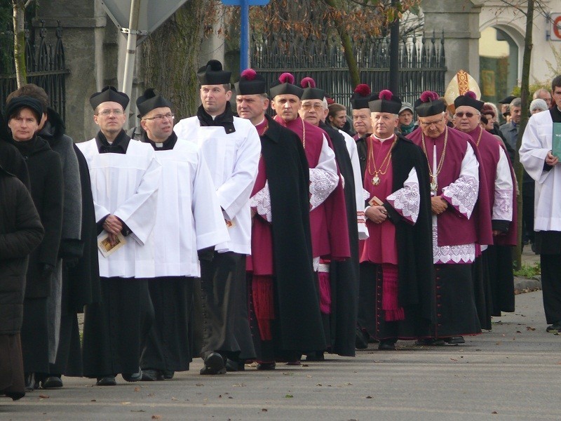 Procesja z relikwiami św. Wiktorii na ulicach Łowicza