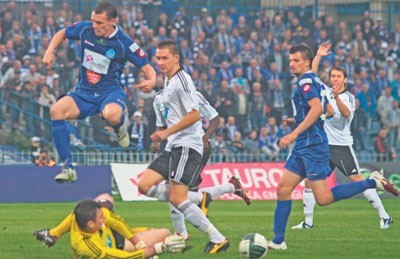 Wojciech Grzyb (w wyskoku) dwa razy przegrał pojedynek sam na sam z bramkarzem Legii, ale wcześniej strzelił cennego gola