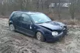 Chcieli sprzedać kradzione auto na części. Po drodze uderzyli w drzewo