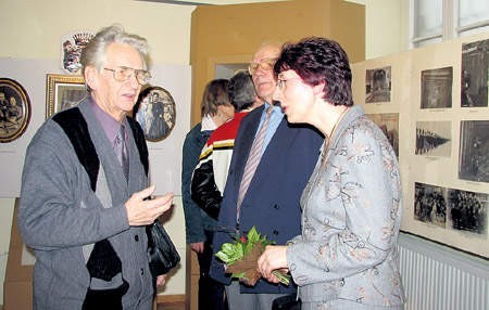 Chwała autorce wystawy, trafiła w dziesiątkę &amp;#8211; mówił Tadeusz Bartoszek, jeden ze zwiedzających. Obok Antoni Ratka, prezes Towarzystwa Przyjaciół Rudy Śląskiej oraz Irena Twardoch, kustosz wystawy.