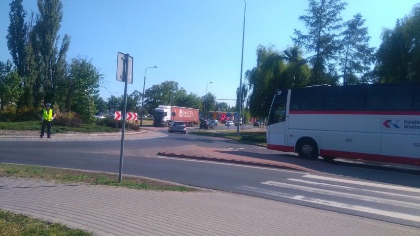 Autobus blokuje rondo przy Karuzeli. Robią się duże korki 