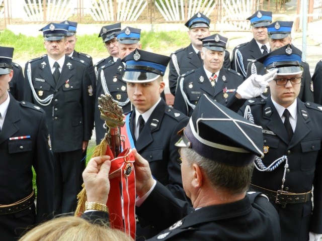 Strażacy - ochotnicy obchodzili uroczystości ku czci św. Floriana. Przy okazji jubileusz 100-lecia istnienia świętowała Ochotnicza Straż Pożarna w Dubielnie.Poczty sztandarowe OSP z  Dubielna, Papowa Biskupiego, Grzegorza i Skąpego przeszły na cmentarz, gdzie zapalono znicze na grobach zmarłych druhów. Uroczystą mszę św. odprawił ks. Robert Narodzonek.

Wyjątkową chwilę przeżywali druhowie z OSP Dubielno, gdy prezes dh Grzegorz Dudek przedstawił historię jednostki - jubilatki założoną w 1917 roku przez Jana Martyńskiego. Pierwszymi członkami stali się w większości mieszkańcy pochodzenia niemieckiego, ale  i Polacy, m.in.: Jan Drews, Feliks Jaworski, Bronisław Jeziorski, Tadeusz Krysiński, Józef Modliborski, Czesław Modrzyński, Jan Modliborski,  Wincenty Stójczewski, Franciszek Wardański, Władysław Wroński i Stanisław Ziółkowski.

Uchwałą Prezydium Zarządu Głównego Związku OSP RP OSP Dubielno z okazji jubileuszu 100-lecia została odznaczona Złotym Znakiem Związku. Aktu dekoracji sztandaru dokonał wiceprezes ZW ZOSP RP w Toruniu Janusz Gerke. Zarząd Główny uhonorował też Zdzisława Drewsa z  OSP w Dubielnie Medalem Honorowym im. Bolesława Chomicza. Prezydium Zarządu Wojewódzkiego ZOSP RP w Toruniu Medalem Brązowym Za Zasługi dla Pożarnictwa uhonorowało Krzysztofa Wierzchowskiego z  OSP Firlus. Zarząd Powiatowy ZOSP RP w Chełmnie odznaką Strażak Wzorowy wyróżnił druhów z OSP Dubielno: Bartłomieja Gołasza i Dawida Leszczyńskiego, z Firlusa: Pawła Lisa i Tomasza Pawskiego, z Papowa Biskupiego: Sylwestra Gburczyka i Adama Wiśniewskiego. Za wysługę 50 lat odznaki jubileuszowe nadane przez papowski Zarząd Gminny ZOSP RP dostali : z OSP Papowo Biskupie: Józef Grabowski, Kazimierz Horonziak, Zbigniew Zdziebłowski, Czesław Ziółkowski, za Wysługę 20 lat - Robert Rutkowski z  OSP Dubielno, 15 lat - Bartosz Dudek z OSP Dubielno, 10 lat - z  OSP Dubielno: Mirosław Gołasz, Mirosław Chmarzyński i Sławomir Leszczyński, 5 lat - z OSP Dubielno: Bartłomiej Gołasz, Mateusz Gołasz, Michał Kordowski, Dawid Leszczyński, Michał Ritter. Gminne jednostki dostały nowy sprzęt, który ufundowało starostwo powiatowe w Chełmnie, urząd marszałkowski i zaprzyjaźnione OSP.