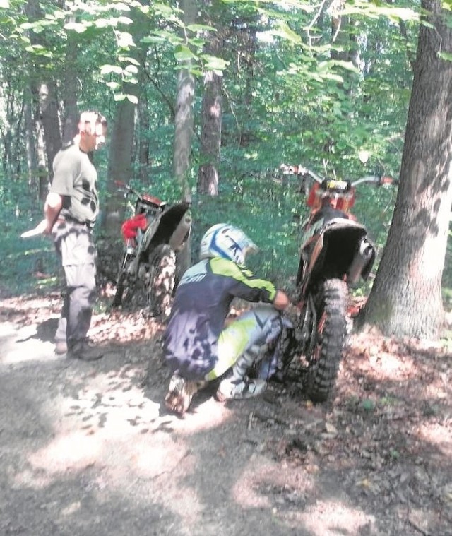 Podczas wspólnej akcji strażników leśnych i brzeskiej policji mandatami ukarano pięć osób. Dwie z nich to kierowcy motocykli