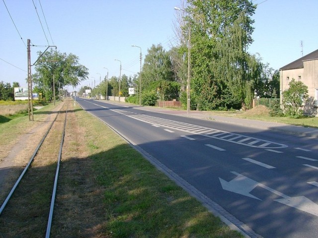 Pasażerowie kursujący pomiędzy Łodzią a Pabianicami mają jeszcze wybór. Mogą podróżować po szynach - tramwajem lub po ulicy - busami. Na jak długo?