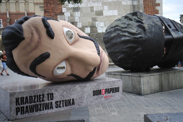 Rzeźba reklamująca "Dom z papieru" na Rynku Głównym w Krakowie