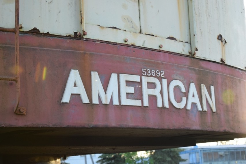 Dźwig kolejowy Kafar American czeka w Dębicy na transport do Muzeum Parowozowni w Jarocinie