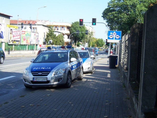 Policyjne radiowozy przed kaliskim biurem posła Leszka Aleksandrzaka
