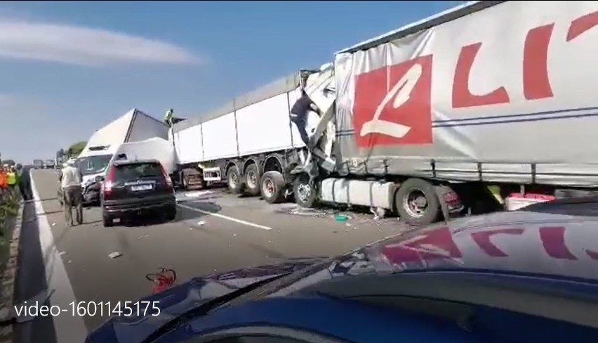 Wypadek. Kierowca firmy transportowej spod Nowego Sącza ranny w karambolu w Czechach [ZDJĘCIA]