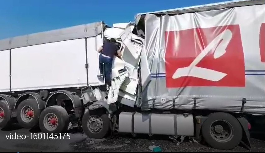 Wypadek. Kierowca firmy transportowej spod Nowego Sącza ranny w karambolu w Czechach [ZDJĘCIA]