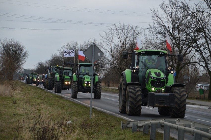 Protest rolników - Rawicz 2022. Rolnicy przejechali przez miasto. Korki w samym centrum Rawicza [ZDJĘCIA]