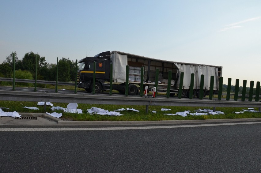Wypadek na AOW: Cieżarówka uderzyła w barierki. Papier na jezdni (ZDJĘCIA)