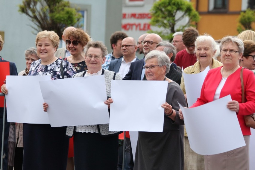 Żywa flaga na Placu Paderewskiego w Złotowie [ZDJĘCIA]