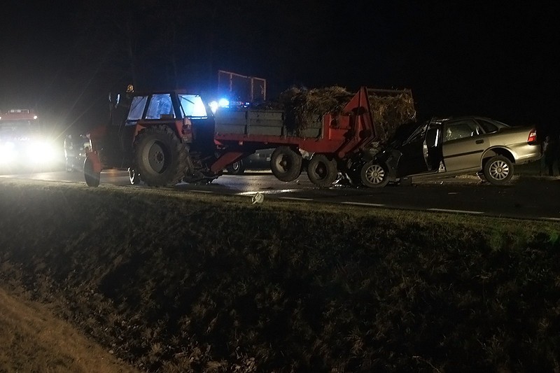 Plewnia: Śmiertelny wypadek na trasie Kalisz - Turek. Opel wbił się w przyczepę ciągnika. ZDJĘCIA