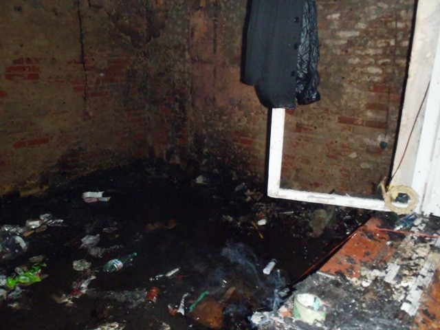 Squatersi podpalili swój dom? Pożar w niezamieszkałym budynku przy Koźminskiej w Krotoszynie ZDJĘCIA