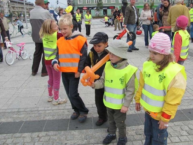 Na pikniku z okazji dnia bez samochodu bawiły się zarówno dzieci jak i dorośli