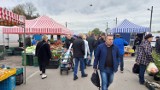 Handel na targu w Ostrowcu Świętokrzyskim, w niedzielę 5 listopada. W jakie cenie świeże owoce i warzywa?