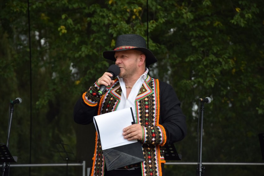 Mariusz Pękala, prowadzący przegląd piosenek ludowych