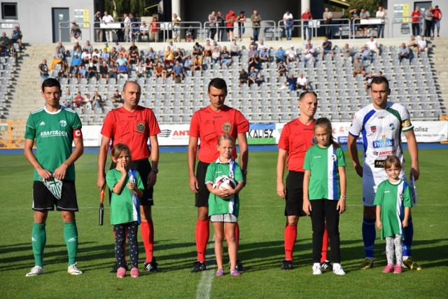 Mecz KKS Kalisz - KP Starogard. Sędziowie i kapitanowie drużyn