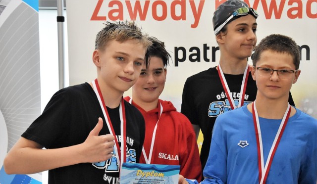 Srebrna sztafeta chłopców 13-letnich na 4x100 metrów stylem dowolnym, od lewej: Jan Szlachcic, Igor Skałacki, Kacper Sadek, Krystian Strąk