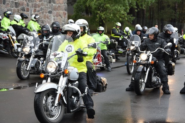 W Centrum Szkolenia Marynarki Wojennej gościli uczestnicy „2. Rajdu Motocyklowego Pamięci Żołnierzy Ofiar Katastrofy z 2010 r ”. Złożyli kwiaty i oddali hołd zmarłemu admirałowi Andrzejowi Karwecie.