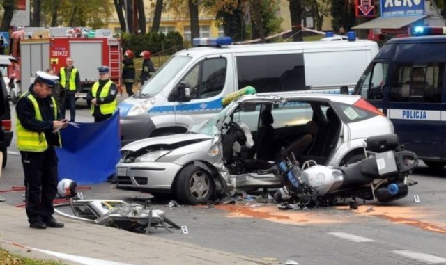 Wyrok za spowodowanie w wypadku śmierci policjanta

Karę dwóch lat pozbawienia wolności w zawieszeniu na pięć lat wymierzył sąd w Lublinie Henrykowi G., taksówkarzowi, którego uznał winnym nieumyślnego spowodowania wypadku drogowego. W wypadku zginął policjant.
