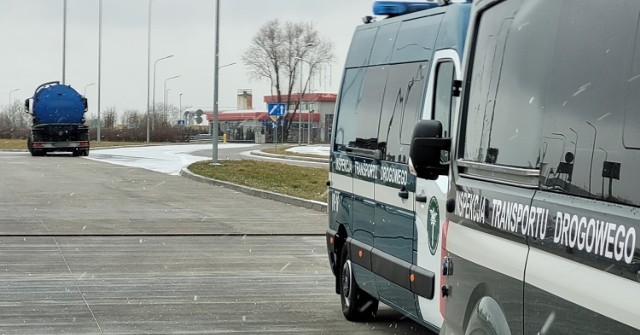 Inspektorzy transportu drogowego zatrzymali w Radomiu pijanego kierowcę szambiarki.