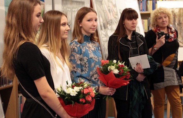 W bibliotece przy ulicy Mikołaja z Ryńska w Grudziądzu odbył się wernisaż wystawy "Debiuty" członków Grupy Twórczej z pracowni Smalta 5 Klary Stolp. Swoje prace pokazały Marta Krupa, Malwina Jabłońska, Sonia Abramowska i Karolina Niedzielska.