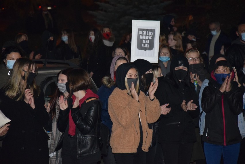 Protest kobiet w Sokółce. Głośne okrzyki, antyrządowe hasła, petardy i znicze pod "pisowskim" starostwem