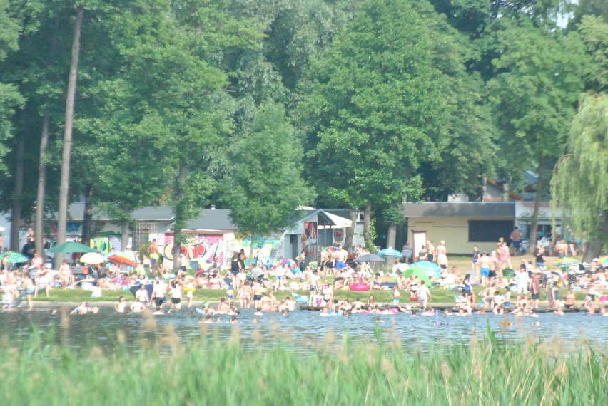 OSIECZNA. Kąpielisko w Osiecznej jest oblegane. Zapełniony parking i tłumy na plaży w najbardziej gorącą niedzielę czerwca [ZDJĘCIA] 