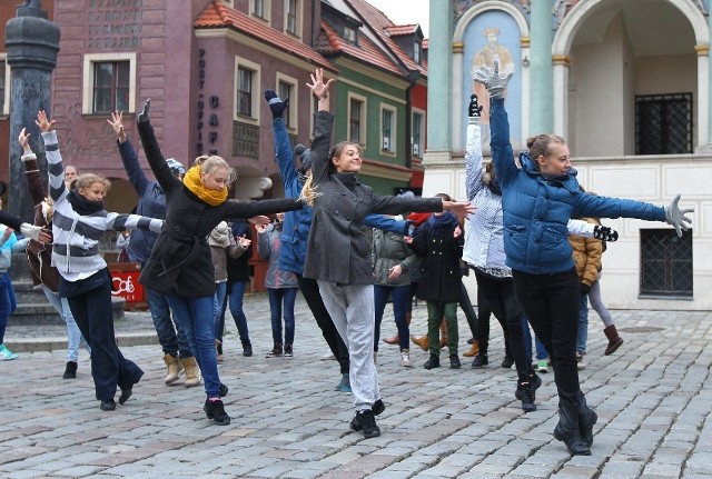 Szkoła Baletowa w Poznaniu - Uczniowie tańczyli na Starym Rynku