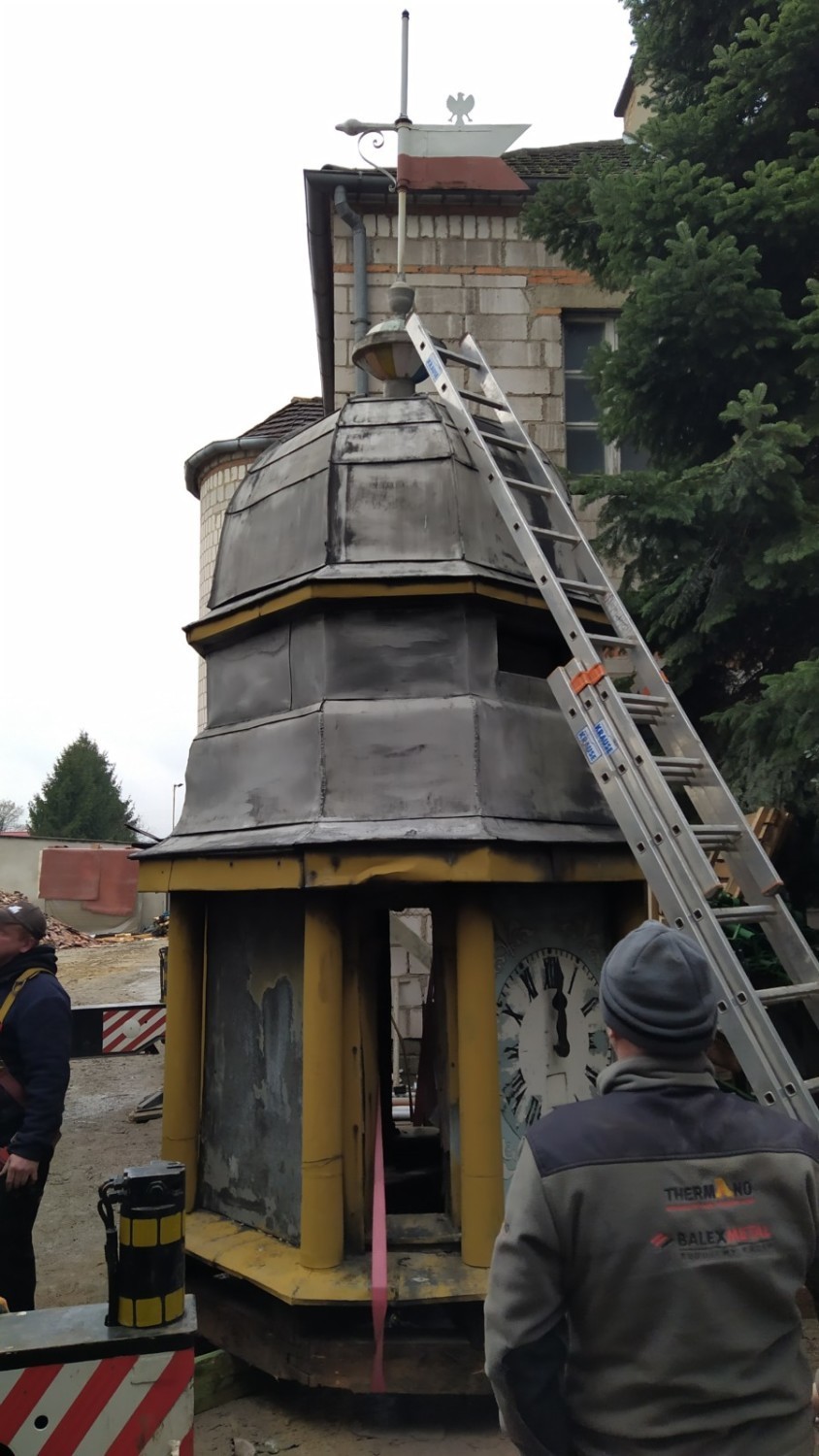 Po 99 dniach nieobecności, wieża wróciła na wielichowski ratusz 