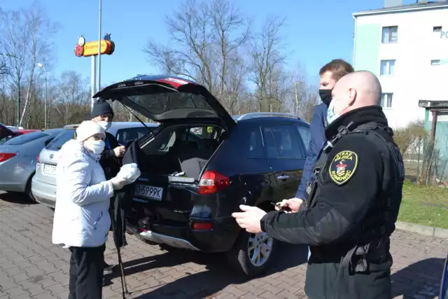 Straż miejska rozdawała maseczki ochronne w Milowicach. Towarzyszyliśmy im pod sklepem Netto, pawilonem Aga oraz sklepem Biedronka. 

Zobacz kolejne zdjęcia. Przesuń zdjęcia w prawo - wciśnij strzałkę lub przycisk NASTĘPNE