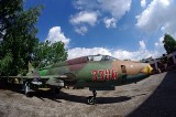 Samolot Su-22 w Sosnowcu. Stoi na terenie Zespołu Szkół Technicznych i Licealnych