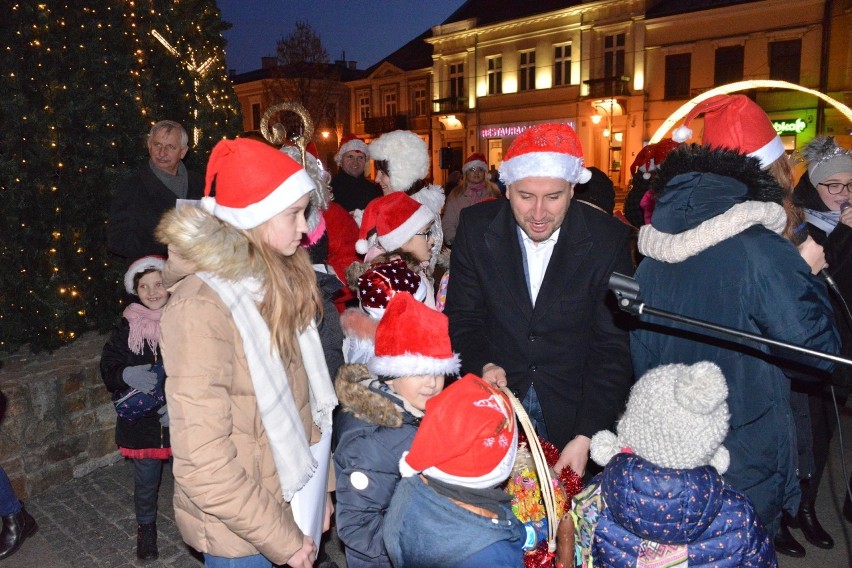 Choinka na kieleckim Rynku już świeci tysiącami lampek (WIDEO)