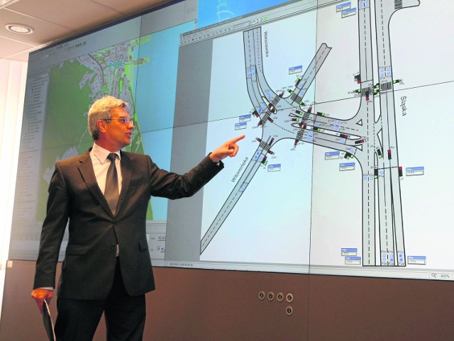 Jan Goliński z firmy Qumak prezentuje mapy w centrum sterowania ruchem w Gdyni.