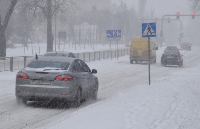 W poniedziałek, 8 lutego, śnieg zasypał Inowrocław. Trudne warunki panują na drogach. Straż pożarna apeluje o odsnieżanie dachów