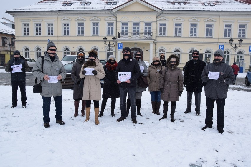 Protest „Skradziona sprawiedliwość” również na oświęcimskim rynku. Z opaskami na oczach i ustach stali 20 minut