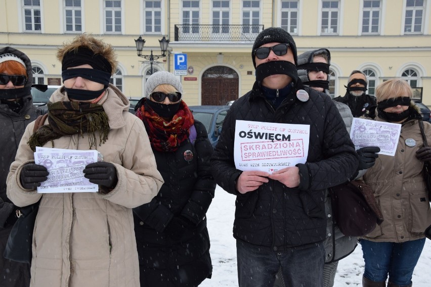 Protest „Skradziona sprawiedliwość” również na oświęcimskim rynku. Z opaskami na oczach i ustach stali 20 minut